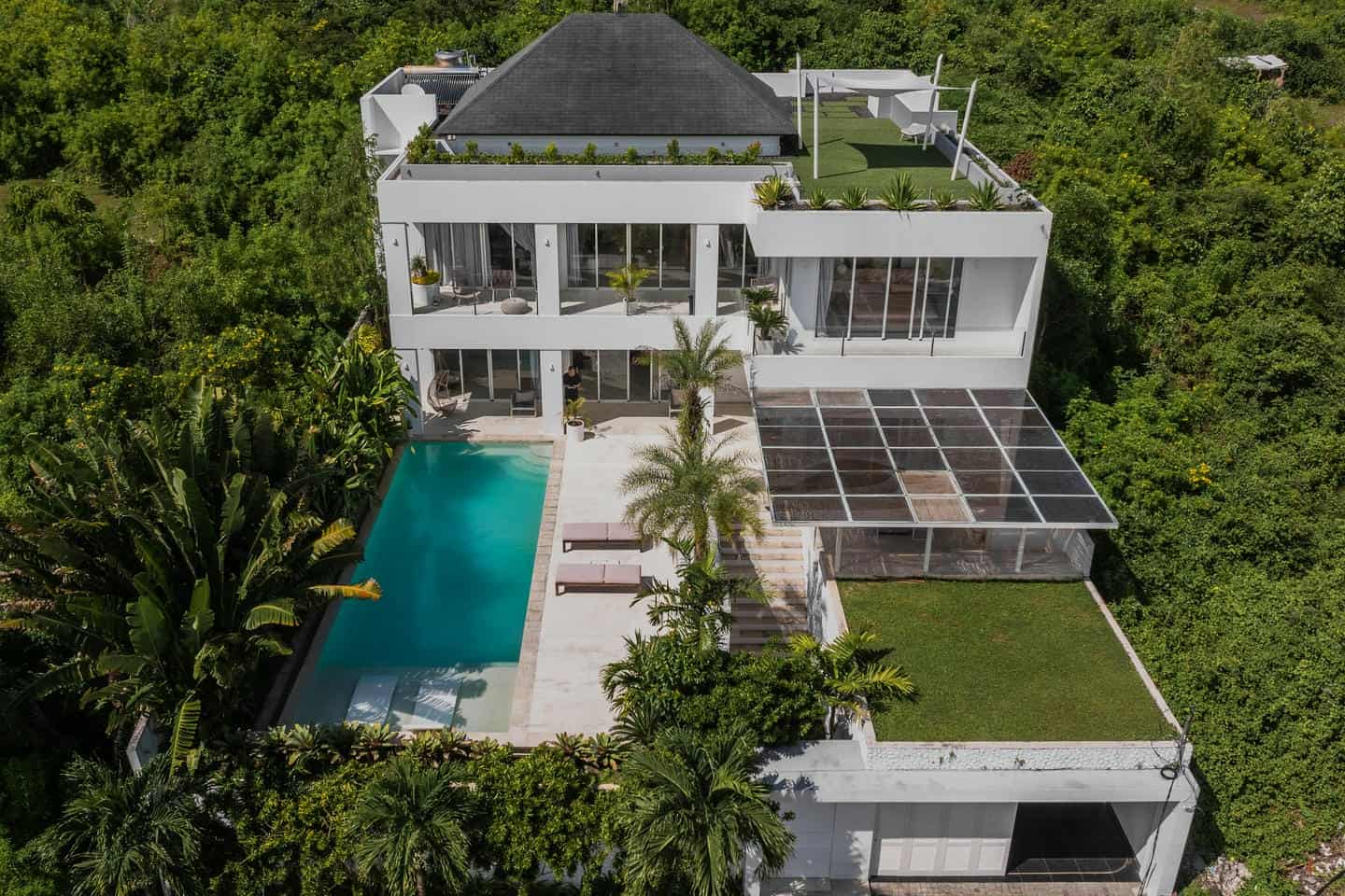 LUXURY VILLA FOR SALE FREEHOLD IN BUKIT ULUWATU BE-1913
