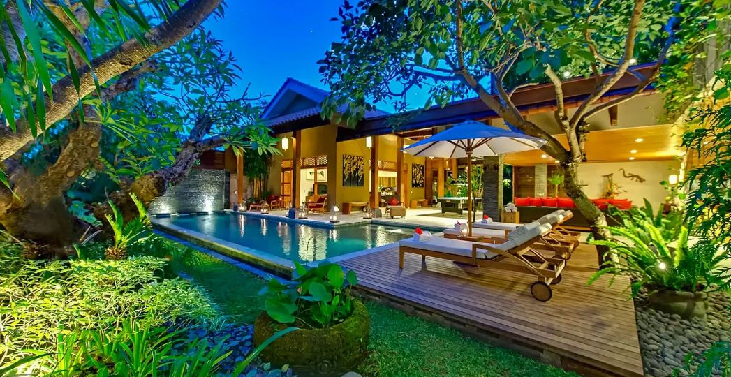 READY NOW FREEHOLD 6-BEDROOM VILLA FOR SALE NEAR THE BEACH IN SEMINYAK