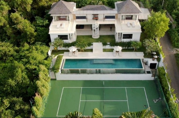 Luxurious 6-Bedroom Ocean View Villa for Sale in Uluwatu