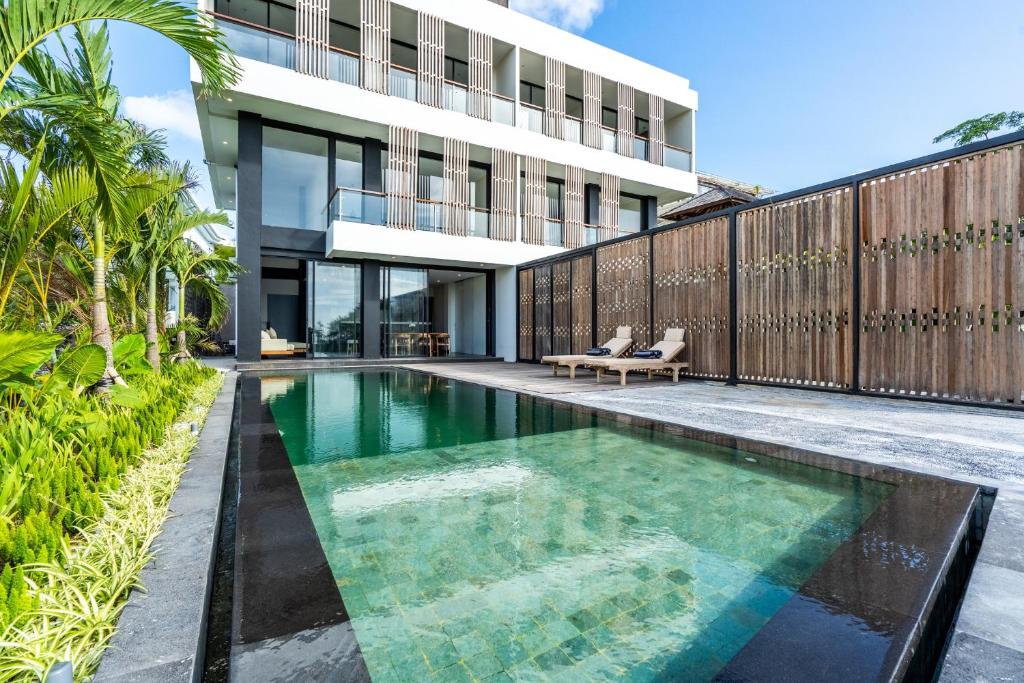 NEWLY BUILT OCEAN-VIEW FREEHOLD 6 BEDROOM VILLA