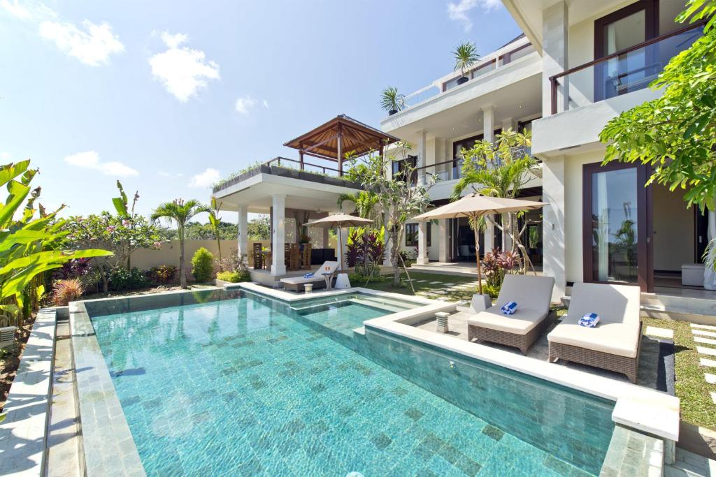 READY NOW 4 BEDROOM VILLA FOR SALE FREEHOLD IN BALANGAN