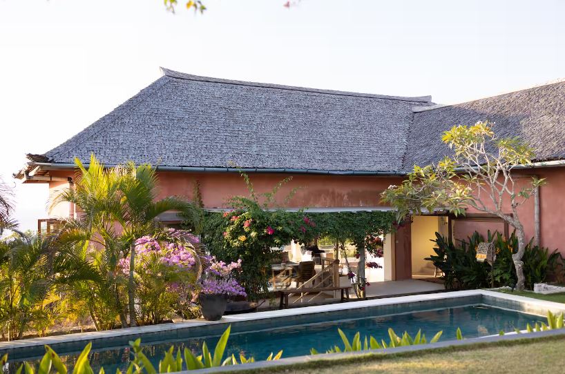 TROPICAL 4-BEDROOM VILLA WITH OCEAN VIEWS AND BEACH ACCESS