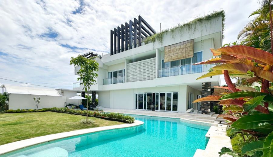 5 Bedroom Villa with garden and ocean view for sale and rent Near Cemagi Beach - RF440