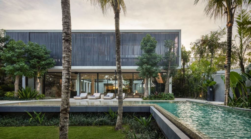 Spacious and Modern 6-Bedroom Luxury Mansion Located in Pererenan.