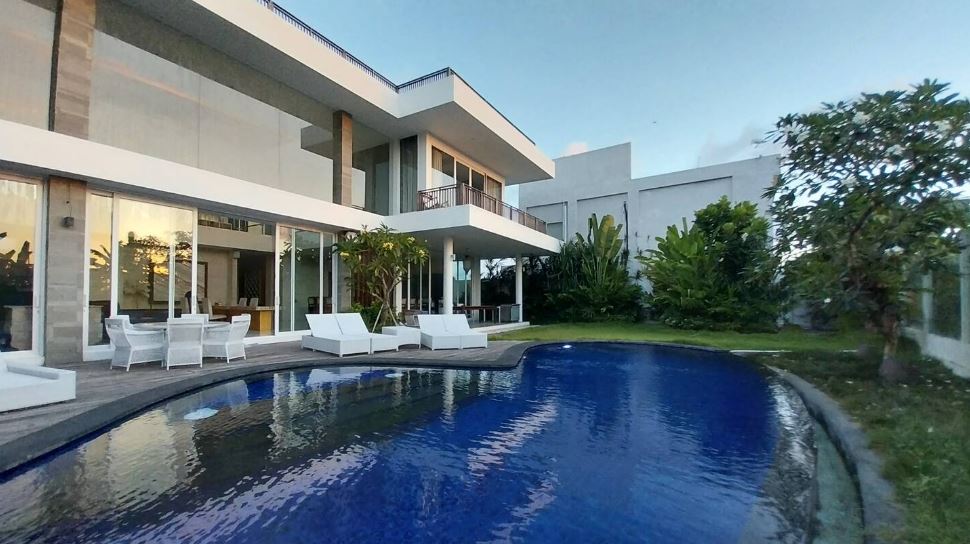 STUNNING FREEHOLD 8-BEDROOM MANSION WITH BREATHTAKING RICE FIELD VIEWS – TUMBAK BAYU