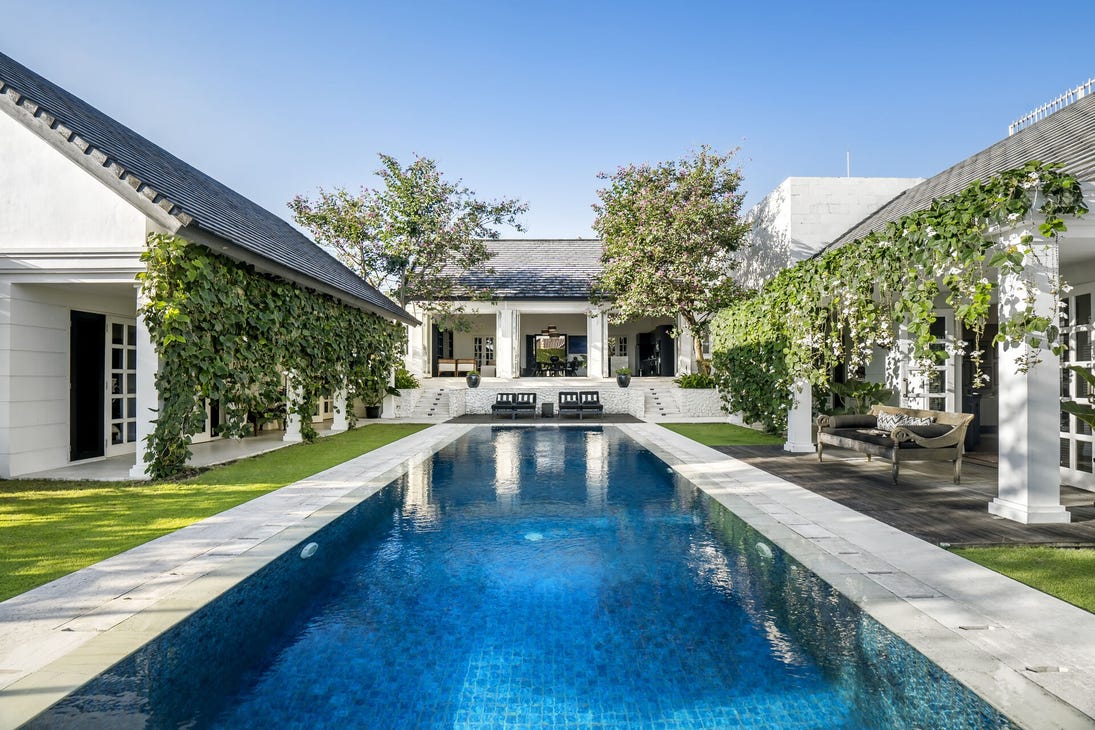 Stunning 4-Bedroom Freehold Villa Surrounded by Nature in Tumbak Bayuh