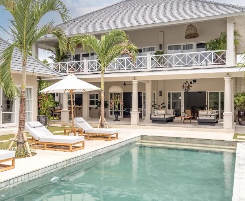 LUXURIOUS 4-BEDROOM RETREAT IN PRIME BERAWA, CANGGU