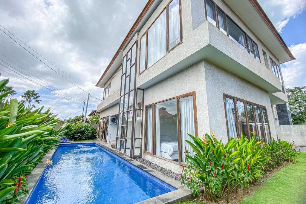 TROPICAL 6-BEDROOM VILLA FOR SALE – FULLY FURNISHED IN BERAWA, CANGGU | VS-DW07